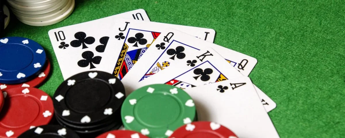 Expert live dealer managing a premium game in high-end surroundings — illustrating D880's elite stream quality in BD.